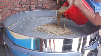 藜麥除雜振動篩試機1:向振動篩內(nèi)投入藜麥