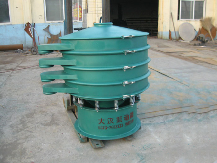 直徑1000型振動篩除了有碳鋼材質其還有不銹鋼+碳鋼，以及全不銹鋼的選擇，用戶可根據用戶物料的性質不同可進行選擇。