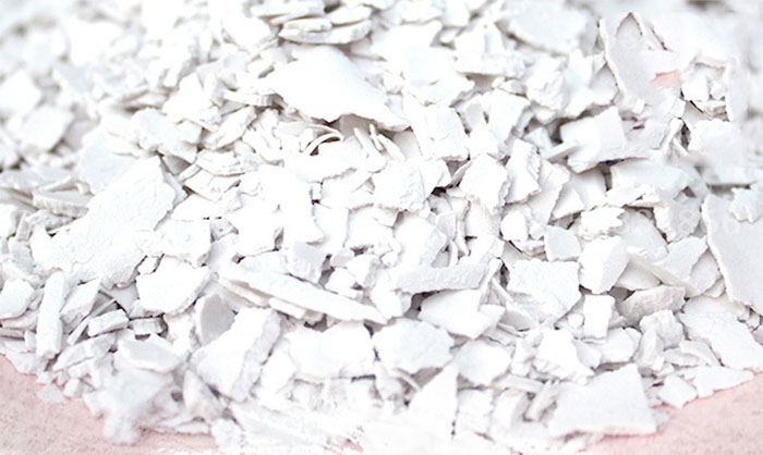  藕粉屬一種堿性的物料，所以對(duì)于普通振動(dòng)篩的選擇就需要注意其材質(zhì)方面。