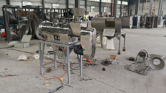 氣旋篩分機的特點:全不銹鋼材質選擇,使用壽命更加長久,防腐蝕,防酸堿性強。